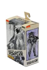FOOT ASSASSIN BLACK AND WHITE TEENAGE MUTANT NINJA TURTLES NECA. Basado en los cómics originales de Eastman & Laird de las Tortugas Ninja Adolescentes Mutantes de Mirage Studios. De la historia "Ciudad en Guerra", este Asesino del Pie mide 18 cm y presenta una decoración en blanco y negro que le da un aspecto auténtico de cómic. Incluye manos adicionales, cabezas alternativas, una bomba de tiempo, armas ninja y una capa extraíble. Viene en un empaque ideal para coleccionistas con la ilustración original de Kevin Eastman.