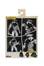 FOOT ASSASSIN BLACK AND WHITE TEENAGE MUTANT NINJA TURTLES NECA. Basado en los cómics originales de Eastman & Laird de las Tortugas Ninja Adolescentes Mutantes de Mirage Studios. De la historia "Ciudad en Guerra", este Asesino del Pie mide 18 cm y presenta una decoración en blanco y negro que le da un aspecto auténtico de cómic. Incluye manos adicionales, cabezas alternativas, una bomba de tiempo, armas ninja y una capa extraíble. Viene en un empaque ideal para coleccionistas con la ilustración original de Kevin Eastman.