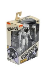 FOOT ASSASSIN BLACK AND WHITE TEENAGE MUTANT NINJA TURTLES NECA. Basado en los cómics originales de Eastman & Laird de las Tortugas Ninja Adolescentes Mutantes de Mirage Studios. De la historia "Ciudad en Guerra", este Asesino del Pie mide 18 cm y presenta una decoración en blanco y negro que le da un aspecto auténtico de cómic. Incluye manos adicionales, cabezas alternativas, una bomba de tiempo, armas ninja y una capa extraíble. Viene en un empaque ideal para coleccionistas con la ilustración original de Kevin Eastman.