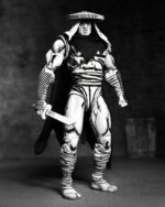 FOOT ASSASSIN BLACK AND WHITE TEENAGE MUTANT NINJA TURTLES NECA. Basado en los cómics originales de Eastman & Laird de las Tortugas Ninja Adolescentes Mutantes de Mirage Studios. De la historia "Ciudad en Guerra", este Asesino del Pie mide 18 cm y presenta una decoración en blanco y negro que le da un aspecto auténtico de cómic. Incluye manos adicionales, cabezas alternativas, una bomba de tiempo, armas ninja y una capa extraíble. Viene en un empaque ideal para coleccionistas con la ilustración original de Kevin Eastman.