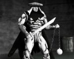 FOOT ASSASSIN BLACK AND WHITE TEENAGE MUTANT NINJA TURTLES NECA. Basado en los cómics originales de Eastman & Laird de las Tortugas Ninja Adolescentes Mutantes de Mirage Studios. De la historia "Ciudad en Guerra", este Asesino del Pie mide 18 cm y presenta una decoración en blanco y negro que le da un aspecto auténtico de cómic. Incluye manos adicionales, cabezas alternativas, una bomba de tiempo, armas ninja y una capa extraíble. Viene en un empaque ideal para coleccionistas con la ilustración original de Kevin Eastman.