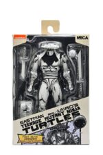 FOOT ASSASSIN BLACK AND WHITE TEENAGE MUTANT NINJA TURTLES NECA. Basado en los cómics originales de Eastman & Laird de las Tortugas Ninja Adolescentes Mutantes de Mirage Studios. De la historia "Ciudad en Guerra", este Asesino del Pie mide 18 cm y presenta una decoración en blanco y negro que le da un aspecto auténtico de cómic. Incluye manos adicionales, cabezas alternativas, una bomba de tiempo, armas ninja y una capa extraíble. Viene en un empaque ideal para coleccionistas con la ilustración original de Kevin Eastman.