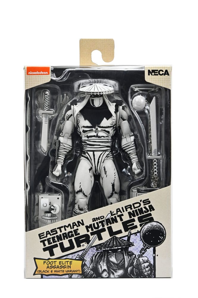 FOOT ASSASSIN BLACK AND WHITE TEENAGE MUTANT NINJA TURTLES NECA. Basado en los cómics originales de Eastman & Laird de las Tortugas Ninja Adolescentes Mutantes de Mirage Studios. De la historia "Ciudad en Guerra", este Asesino del Pie mide 18 cm y presenta una decoración en blanco y negro que le da un aspecto auténtico de cómic. Incluye manos adicionales, cabezas alternativas, una bomba de tiempo, armas ninja y una capa extraíble. Viene en un empaque ideal para coleccionistas con la ilustración original de Kevin Eastman.