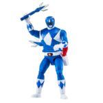AUTO-MORPHIN BLUE RANGER MIGHTY MORPHIN POWER RANGERS. El Auto-Morphin Blue Ranger viene con su característica ¡Power Lance y el Blade Blaster en forma de cuchilla y blaster! La figura está multiarticulada y tiene el mismo aspecto que Billy Cranston del ¡Mighty Morphin Power Rangers original!