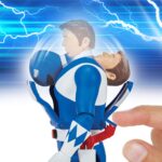 AUTO-MORPHIN BLUE RANGER MIGHTY MORPHIN POWER RANGERS. El Auto-Morphin Blue Ranger viene con su característica ¡Power Lance y el Blade Blaster en forma de cuchilla y blaster! La figura está multiarticulada y tiene el mismo aspecto que Billy Cranston del ¡Mighty Morphin Power Rangers original!