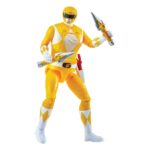 AUTO-MORPHIN YELLOW RANGER MIGHTY MORPHIN POWER RANGERS. El Auto-Morphin Yellow Ranger viene con sus características Power Daggers y el Blade Blaster en forma de cuchilla y blaste. La figura está multiarticulada y tiene el mismo aspecto que Trini Kwan del original de Mighty Morphin Power Rangers.