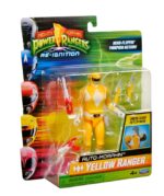 AUTO-MORPHIN YELLOW RANGER MIGHTY MORPHIN POWER RANGERS. El Auto-Morphin Yellow Ranger viene con sus características Power Daggers y el Blade Blaster en forma de cuchilla y blaste. La figura está multiarticulada y tiene el mismo aspecto que Trini Kwan del original de Mighty Morphin Power Rangers.