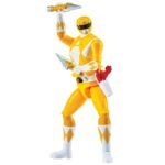 AUTO-MORPHIN YELLOW RANGER MIGHTY MORPHIN POWER RANGERS. El Auto-Morphin Yellow Ranger viene con sus características Power Daggers y el Blade Blaster en forma de cuchilla y blaste. La figura está multiarticulada y tiene el mismo aspecto que Trini Kwan del original de Mighty Morphin Power Rangers.
