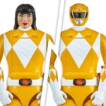 AUTO-MORPHIN YELLOW RANGER MIGHTY MORPHIN POWER RANGERS. El Auto-Morphin Yellow Ranger viene con sus características Power Daggers y el Blade Blaster en forma de cuchilla y blaste. La figura está multiarticulada y tiene el mismo aspecto que Trini Kwan del original de Mighty Morphin Power Rangers.