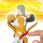 AUTO-MORPHIN YELLOW RANGER MIGHTY MORPHIN POWER RANGERS. El Auto-Morphin Yellow Ranger viene con sus características Power Daggers y el Blade Blaster en forma de cuchilla y blaste. La figura está multiarticulada y tiene el mismo aspecto que Trini Kwan del original de Mighty Morphin Power Rangers.