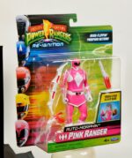 AUTO-MORPHIN PINK RANGER MIGHTY MORPHIN POWER RANGERS. ¡La Ranger Rosa Auto-Morfina viene con su característico Power Bow y el Blade Blaster en forma de cuchilla y blaster! La figura está multiarticulada y es idéntica a Kimberly Hart, de la serie original Mighty Morphin Power Rangers.