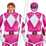 AUTO-MORPHIN PINK RANGER MIGHTY MORPHIN POWER RANGERS. ¡La Ranger Rosa Auto-Morfina viene con su característico Power Bow y el Blade Blaster en forma de cuchilla y blaster! La figura está multiarticulada y es idéntica a Kimberly Hart, de la serie original Mighty Morphin Power Rangers.
