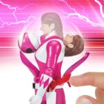 AUTO-MORPHIN PINK RANGER MIGHTY MORPHIN POWER RANGERS. ¡La Ranger Rosa Auto-Morfina viene con su característico Power Bow y el Blade Blaster en forma de cuchilla y blaster! La figura está multiarticulada y es idéntica a Kimberly Hart, de la serie original Mighty Morphin Power Rangers.