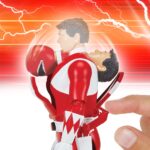 AUTO-MORPHIN RED RANGER MIGHTY MORPHIN POWER RANGERS. El Auto-Morphin Red Ranger viene con su característica Power Sword y Blade Blaster en forma de hoja y blaster. La figura tiene múltiples puntos de articulación y se parece a Jason Scott de la serie original Mighty Morphin Power Rangers.