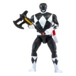 AUTO-MORPHIN BLACK RANGER MIGHTY MORPHIN POWER RANGERS. ¡El Auto-Morphin Black Ranger viene con su característica Power Axe y Blade Blaster en forma de cuchilla y blaster! La figura está multiarticulada y tiene el mismo aspecto que Zack Taylor de la serie original Mighty Morphin Power Rangers.