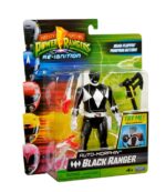 AUTO-MORPHIN BLACK RANGER MIGHTY MORPHIN POWER RANGERS. ¡El Auto-Morphin Black Ranger viene con su característica Power Axe y Blade Blaster en forma de cuchilla y blaster! La figura está multiarticulada y tiene el mismo aspecto que Zack Taylor de la serie original Mighty Morphin Power Rangers.