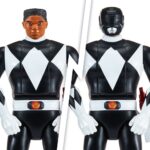 AUTO-MORPHIN BLACK RANGER MIGHTY MORPHIN POWER RANGERS. ¡El Auto-Morphin Black Ranger viene con su característica Power Axe y Blade Blaster en forma de cuchilla y blaster! La figura está multiarticulada y tiene el mismo aspecto que Zack Taylor de la serie original Mighty Morphin Power Rangers.