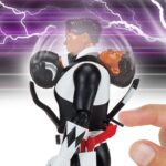 AUTO-MORPHIN BLACK RANGER MIGHTY MORPHIN POWER RANGERS. ¡El Auto-Morphin Black Ranger viene con su característica Power Axe y Blade Blaster en forma de cuchilla y blaster! La figura está multiarticulada y tiene el mismo aspecto que Zack Taylor de la serie original Mighty Morphin Power Rangers.