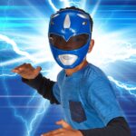 BLUE RANGER MASK MIGHTY MORPHIN POWER RANGERS. Cascos & máscaras Power Rangers Conviértete en un Power Ranger Blue con tu propia máscara de Blue Ranger. Esta detallada réplica está basada en el legendario diseño de los Mighty Morphin Power Rangers. Gracias a la correa ajustable, la máscara ofrece la máxima comodidad y libertad de movimientos durante el juego.