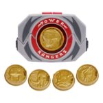 POWER MORPHER DELUXE MIGHTY MORPHIN POWER RANGERS BELT. ¡Invoca el poder de los Dinozords con el legendario Power Morpher! Lanza una de las cinco Power Coins incluidas en el Morpher, activa el Power Grip y ¡escucha la auténtica llamada de los Dinozords! Cada moneda se reconoce y activa sonidos individuales y frases icónicas de tus Rangers favoritos. Con más de 40 sonidos y efectos de luz, un clip para el cinturón y un diseño auténtico, el Power Morpher es el accesorio imprescindible para los verdaderos fans de los Power Rangers.