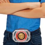 POWER MORPHER DELUXE MIGHTY MORPHIN POWER RANGERS BELT. ¡Invoca el poder de los Dinozords con el legendario Power Morpher! Lanza una de las cinco Power Coins incluidas en el Morpher, activa el Power Grip y ¡escucha la auténtica llamada de los Dinozords! Cada moneda se reconoce y activa sonidos individuales y frases icónicas de tus Rangers favoritos. Con más de 40 sonidos y efectos de luz, un clip para el cinturón y un diseño auténtico, el Power Morpher es el accesorio imprescindible para los verdaderos fans de los Power Rangers.