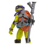 DONATELLO TALES OF THE TEENAGE MUTANT NINJA TURTLES MIX´N MATCH. Colecciona todas las figuras y accesorios de Tales of the Teenage Mutant Ninja Turtles y sumérgete en el mundo de las mutaciones. Con el sistema Mix 'n Match, puedes intercambiar brazos, piernas, cabezas y accesorios a voluntad: cada figura ofrece infinitas posibilidades de personalización (cada una se vende por separado). Incluye la cabeza de Metalhead y el brazo izquierdo de Mechazoid. También tienes las emblemáticas armas de Donnie para recrear escenas llenas de acción de la serie o inventar tus propias aventuras. Tamaño de la figura: 11,5 cm de altura aprox.