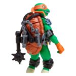 MICHELANGELO TALES OF THE TEENAGE MUTANT NINJA TURTLES MIX´N MATCH. Colecciona todas las figuras y accesorios de Tales of the Teenage Mutant Ninja Turtles y sumérgete en el mundo de las mutaciones. Con el sistema Mix 'n Match, puedes intercambiar brazos, piernas, cabezas y accesorios a voluntad: cada figura ofrece infinitas posibilidades de personalización (cada una se vende por separado). La figura incluye la cabeza de Mechazoid y el brazo derecho de Bishop, así como las emblemáticas armas de Mike para ofrecerte aún más acción. Tanto si reproduces escenas de la serie como si vives tus propias aventuras, tu imaginación no tendrá límites Tamaño de la figura: 11,5 cm de altura aprox.