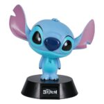 LILO & STITCH LÁMPARA ICONS STITCH. Esta encantadora lámpara presenta un diseño icónico inspirado en los queridos personajes de Disney Lilo & Stitch. Fabricada con materiales de alta calidad, muestra a Angel, el adorable compañero de Stitch, con un hermoso y detallado acabado. Perfecta para los fans de la franquicia, esta lámpara añade un toque de fantasía y diversión a cualquier habitación. Su diseño único la convierte en un excelente regalo o artículo de colección para aquellos que adoran Lilo & Stitch y sus entrañables personajes.