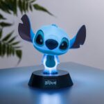 LILO & STITCH LÁMPARA ICONS STITCH. Esta encantadora lámpara presenta un diseño icónico inspirado en los queridos personajes de Disney Lilo & Stitch. Fabricada con materiales de alta calidad, muestra a Angel, el adorable compañero de Stitch, con un hermoso y detallado acabado. Perfecta para los fans de la franquicia, esta lámpara añade un toque de fantasía y diversión a cualquier habitación. Su diseño único la convierte en un excelente regalo o artículo de colección para aquellos que adoran Lilo & Stitch y sus entrañables personajes.