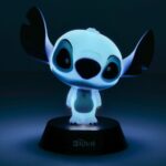 LILO & STITCH LÁMPARA ICONS STITCH. Esta encantadora lámpara presenta un diseño icónico inspirado en los queridos personajes de Disney Lilo & Stitch. Fabricada con materiales de alta calidad, muestra a Angel, el adorable compañero de Stitch, con un hermoso y detallado acabado. Perfecta para los fans de la franquicia, esta lámpara añade un toque de fantasía y diversión a cualquier habitación. Su diseño único la convierte en un excelente regalo o artículo de colección para aquellos que adoran Lilo & Stitch y sus entrañables personajes.