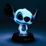 LILO & STITCH LÁMPARA ICONS STITCH. Esta encantadora lámpara presenta un diseño icónico inspirado en los queridos personajes de Disney Lilo & Stitch. Fabricada con materiales de alta calidad, muestra a Angel, el adorable compañero de Stitch, con un hermoso y detallado acabado. Perfecta para los fans de la franquicia, esta lámpara añade un toque de fantasía y diversión a cualquier habitación. Su diseño único la convierte en un excelente regalo o artículo de colección para aquellos que adoran Lilo & Stitch y sus entrañables personajes.