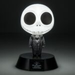 PESADILLA ANTES DE NAVIDAD LÁMPARA ICONS JACK. Esta lámpara Jack de 10 cm de Paladone Products es un ícono bellamente elaborado que captura la esencia del querido personaje. Hecha con atención al detalle, esta Pesadilla antes de Navidad Lámpara Icons Jack es perfecta para añadir un toque de encanto espeluznante a cualquier habitación. Su tamaño compacto la hace fácil de exhibir en un escritorio o estante, y su diseño intrincado asegura que será un tema de conversación. Añade esta decoración de Pesadilla antes de Navidad a tu colección hoy.