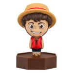 ONE PIECE LÁMPARA ICONS LUFFY . Esta lámpara, con un diseño intrincado, presenta a Luffy, el protagonista principal, de una manera única y llamativa. Fabricada con materiales de alta calidad, esta lámpara de One Piece no solo es una pieza decorativa, sino también funcional, proporcionando una luz suave a cualquier habitación. Su tamaño compacto de 11 cm la hace perfecta para escritorios, estanterías o mesitas de noche. Añade un toque de encanto anime a tu espacio con esta increíble lámpara de Luffy de Paladone Products.