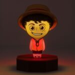 ONE PIECE LÁMPARA ICONS LUFFY . Esta lámpara, con un diseño intrincado, presenta a Luffy, el protagonista principal, de una manera única y llamativa. Fabricada con materiales de alta calidad, esta lámpara de One Piece no solo es una pieza decorativa, sino también funcional, proporcionando una luz suave a cualquier habitación. Su tamaño compacto de 11 cm la hace perfecta para escritorios, estanterías o mesitas de noche. Añade un toque de encanto anime a tu espacio con esta increíble lámpara de Luffy de Paladone Products.