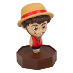 ONE PIECE LÁMPARA ICONS LUFFY . Esta lámpara, con un diseño intrincado, presenta a Luffy, el protagonista principal, de una manera única y llamativa. Fabricada con materiales de alta calidad, esta lámpara de One Piece no solo es una pieza decorativa, sino también funcional, proporcionando una luz suave a cualquier habitación. Su tamaño compacto de 11 cm la hace perfecta para escritorios, estanterías o mesitas de noche. Añade un toque de encanto anime a tu espacio con esta increíble lámpara de Luffy de Paladone Products.