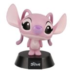 LILO & STITCH LÁMPARA ICONS ANGEL. Esta encantadora lámpara presenta un diseño icónico inspirado en los queridos personajes de Disney Lilo & Stitch. Fabricada con materiales de alta calidad, muestra a Angel, el adorable compañero de Stitch, con un hermoso y detallado acabado. Perfecta para los fans de la franquicia, esta lámpara añade un toque de fantasía y diversión a cualquier habitación. Su diseño único la convierte en un excelente regalo o artículo de colección para aquellos que adoran Lilo & Stitch y sus entrañables personajes.