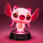 LILO & STITCH LÁMPARA ICONS ANGEL. Esta encantadora lámpara presenta un diseño icónico inspirado en los queridos personajes de Disney Lilo & Stitch. Fabricada con materiales de alta calidad, muestra a Angel, el adorable compañero de Stitch, con un hermoso y detallado acabado. Perfecta para los fans de la franquicia, esta lámpara añade un toque de fantasía y diversión a cualquier habitación. Su diseño único la convierte en un excelente regalo o artículo de colección para aquellos que adoran Lilo & Stitch y sus entrañables personajes.