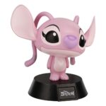 LILO & STITCH LÁMPARA ICONS ANGEL. Esta encantadora lámpara presenta un diseño icónico inspirado en los queridos personajes de Disney Lilo & Stitch. Fabricada con materiales de alta calidad, muestra a Angel, el adorable compañero de Stitch, con un hermoso y detallado acabado. Perfecta para los fans de la franquicia, esta lámpara añade un toque de fantasía y diversión a cualquier habitación. Su diseño único la convierte en un excelente regalo o artículo de colección para aquellos que adoran Lilo & Stitch y sus entrañables personajes.