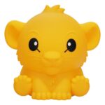 DISNEY LÁMPARA SQUISHY GLO EL REY LEÓN SIMBA VCM. Descubre la Disney Lámpara Squishy Glo de Paladone Products, que presenta a El Rey León Simba en vibrantes detalles. Esta lámpara única combina funcionalidad con encanto coleccionable, convirtiéndola en un artículo imprescindible para los fans de The Lion King. El diseño Squishy Glo ofrece una textura suave y esponjosa que añade un elemento táctil a la decoración de tu hogar. Perfecta para dormitorios, guarderías u oficinas, esta lámpara proporciona un brillo cálido y acogedor. Con su adorable diseño de Simba y su luz suave, es un regalo ideal o un capricho personal para cualquiera que ame Disney y El Rey León.
