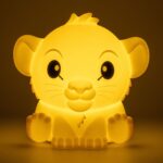 DISNEY LÁMPARA SQUISHY GLO EL REY LEÓN SIMBA VCM. Descubre la Disney Lámpara Squishy Glo de Paladone Products, que presenta a El Rey León Simba en vibrantes detalles. Esta lámpara única combina funcionalidad con encanto coleccionable, convirtiéndola en un artículo imprescindible para los fans de The Lion King. El diseño Squishy Glo ofrece una textura suave y esponjosa que añade un elemento táctil a la decoración de tu hogar. Perfecta para dormitorios, guarderías u oficinas, esta lámpara proporciona un brillo cálido y acogedor. Con su adorable diseño de Simba y su luz suave, es un regalo ideal o un capricho personal para cualquiera que ame Disney y El Rey León.