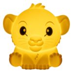 DISNEY LÁMPARA SQUISHY GLO EL REY LEÓN SIMBA VCM. Descubre la Disney Lámpara Squishy Glo de Paladone Products, que presenta a El Rey León Simba en vibrantes detalles. Esta lámpara única combina funcionalidad con encanto coleccionable, convirtiéndola en un artículo imprescindible para los fans de The Lion King. El diseño Squishy Glo ofrece una textura suave y esponjosa que añade un elemento táctil a la decoración de tu hogar. Perfecta para dormitorios, guarderías u oficinas, esta lámpara proporciona un brillo cálido y acogedor. Con su adorable diseño de Simba y su luz suave, es un regalo ideal o un capricho personal para cualquiera que ame Disney y El Rey León.
