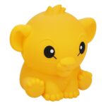 DISNEY LÁMPARA SQUISHY GLO EL REY LEÓN SIMBA VCM. Descubre la Disney Lámpara Squishy Glo de Paladone Products, que presenta a El Rey León Simba en vibrantes detalles. Esta lámpara única combina funcionalidad con encanto coleccionable, convirtiéndola en un artículo imprescindible para los fans de The Lion King. El diseño Squishy Glo ofrece una textura suave y esponjosa que añade un elemento táctil a la decoración de tu hogar. Perfecta para dormitorios, guarderías u oficinas, esta lámpara proporciona un brillo cálido y acogedor. Con su adorable diseño de Simba y su luz suave, es un regalo ideal o un capricho personal para cualquiera que ame Disney y El Rey León.