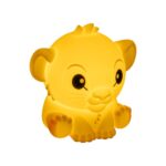 DISNEY LÁMPARA SQUISHY GLO EL REY LEÓN SIMBA VCM. Descubre la Disney Lámpara Squishy Glo de Paladone Products, que presenta a El Rey León Simba en vibrantes detalles. Esta lámpara única combina funcionalidad con encanto coleccionable, convirtiéndola en un artículo imprescindible para los fans de The Lion King. El diseño Squishy Glo ofrece una textura suave y esponjosa que añade un elemento táctil a la decoración de tu hogar. Perfecta para dormitorios, guarderías u oficinas, esta lámpara proporciona un brillo cálido y acogedor. Con su adorable diseño de Simba y su luz suave, es un regalo ideal o un capricho personal para cualquiera que ame Disney y El Rey León.