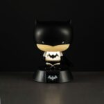 DC COMICS LÁMPARA 3D BATMAN. Esta lámpara 3D de Batman de Paladone Products mide 10 cm de altura, lo que la convierte en una gran adición a cualquier habitación. Elaborada con meticulosa atención al detalle, muestra el icónico logo y diseño de Batman. Ideal para decoración del hogar y como un regalo único, esta lámpara seguramente encantará tanto a niños como a adultos. Su tamaño compacto y diseño elegante la hacen fácil de colocar en un escritorio, estante o mesita de noche, añadiendo un toque de encanto de Gotham City a tu espacio.