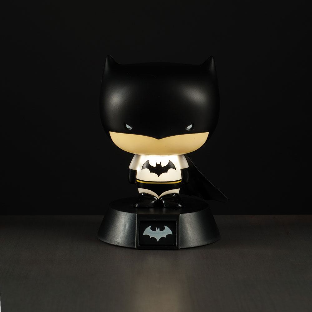 Dc comics lámpara 3d batman. Esta lámpara 3d de batman de paladone products mide 10 cm de altura, lo que la convierte en una gran adición a cualquier habitación. Elaborada con meticulosa atención al detalle, muestra el icónico logo y diseño de batman. Ideal para decoración del hogar y como un regalo único, esta lámpara seguramente encantará tanto a niños como a adultos. Su tamaño compacto y diseño elegante la hacen fácil de colocar en un escritorio, estante o mesita de noche, añadiendo un toque de encanto de gotham city a tu espacio.