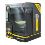 DC COMICS LÁMPARA 3D BATMAN. Esta lámpara 3D de Batman de Paladone Products mide 10 cm de altura, lo que la convierte en una gran adición a cualquier habitación. Elaborada con meticulosa atención al detalle, muestra el icónico logo y diseño de Batman. Ideal para decoración del hogar y como un regalo único, esta lámpara seguramente encantará tanto a niños como a adultos. Su tamaño compacto y diseño elegante la hacen fácil de colocar en un escritorio, estante o mesita de noche, añadiendo un toque de encanto de Gotham City a tu espacio.