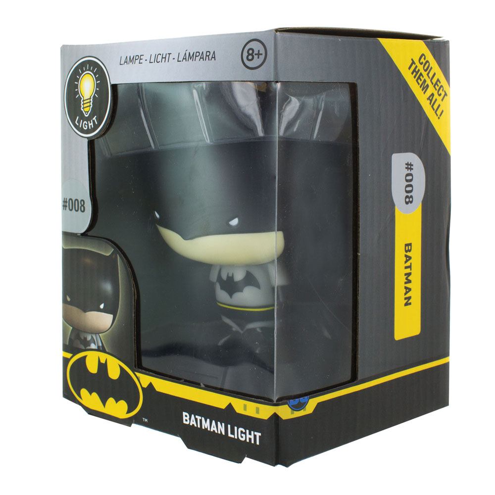 DC COMICS LÁMPARA 3D BATMAN. Esta lámpara 3D de Batman de Paladone Products mide 10 cm de altura, lo que la convierte en una gran adición a cualquier habitación. Elaborada con meticulosa atención al detalle, muestra el icónico logo y diseño de Batman. Ideal para decoración del hogar y como un regalo único, esta lámpara seguramente encantará tanto a niños como a adultos. Su tamaño compacto y diseño elegante la hacen fácil de colocar en un escritorio, estante o mesita de noche, añadiendo un toque de encanto de Gotham City a tu espacio.