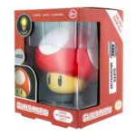 SUPER MARIO LÁMPARA 3D MUSHROOM. La lámpara 3D Mushroom 10 cm de Paladone Products es un artículo imprescindible para cualquier fan de la icónica serie de videojuegos. Esta lámpara 3D Mushroom mide 10 cm de altura y presenta un diseño intrincado que te transportará al mundo de Mario. Fabricada con materiales de alta calidad, esta lámpara no solo es una pieza decorativa, sino también funcional, proporcionando un brillo cálido y acogedor a tu habitación. Perfecta para jugadores y coleccionistas por igual.