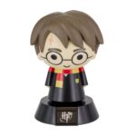 HARRY POTTER LÁMPARA 3D ICON HARRY POTTER. Esta lámpara tiene un diseño original y divertido, que recrea los rasgos de Harry Potter con un efecto tridimensional. Podrás ver su cicatriz, sus gafas y su pelo negro, iluminados con una luz blanca que crea un ambiente acogedor. La lámpara 3D Icon Harry Potter es un regalo perfecto para los amantes de la saga, o para ti mismo si quieres sentirte como un alumno de Hogwarts. Es fácil de usar y no necesita cables, solo pilas.