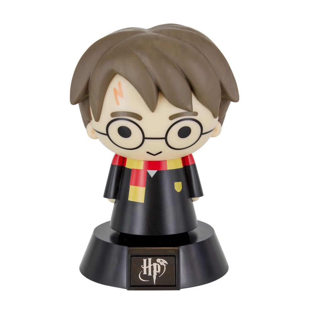 HARRY POTTER LÁMPARA 3D ICON HARRY POTTER. Esta lámpara tiene un diseño original y divertido, que recrea los rasgos de Harry Potter con un efecto tridimensional. Podrás ver su cicatriz, sus gafas y su pelo negro, iluminados con una luz blanca que crea un ambiente acogedor. La lámpara 3D Icon Harry Potter es un regalo perfecto para los amantes de la saga, o para ti mismo si quieres sentirte como un alumno de Hogwarts. Es fácil de usar y no necesita cables, solo pilas.